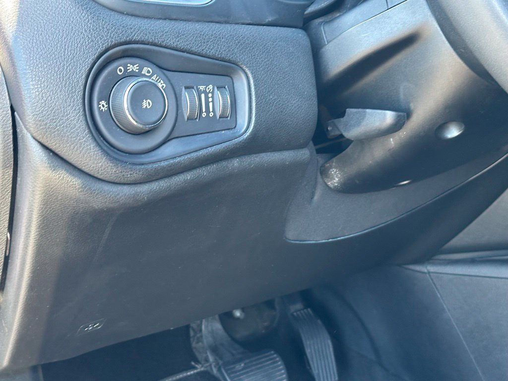 Used 2021 Jeep Renegade Latitude AWD/4WD image 25