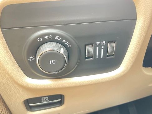 Certified 2025 Jeep Grand Cherokee Limited AWD/4WD image 23