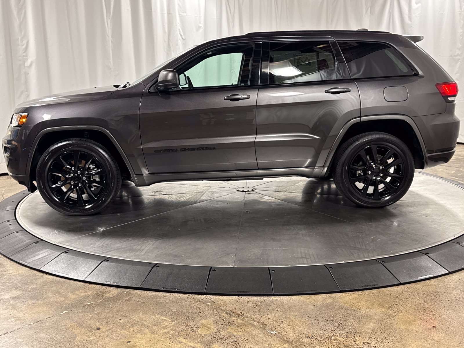Used 2021 Jeep Grand Cherokee Laredo X AWD/4WD image 8