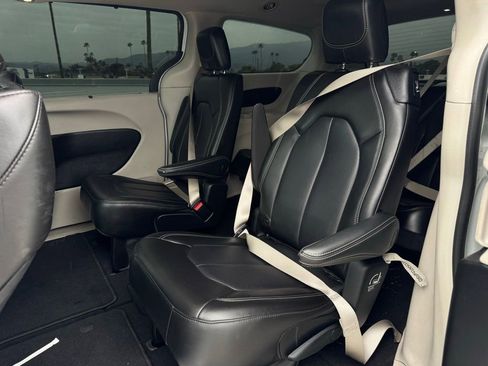 Used 2023 Chrysler Pacifica Touring-L image 4