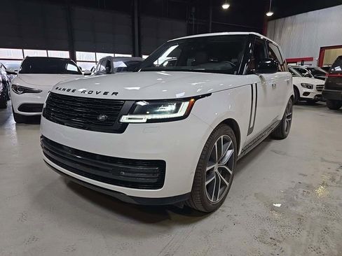 Used 2024 Land Rover Range Rover SE image 1