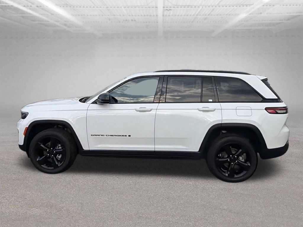 Used 2024 Jeep Grand Cherokee Altitude AWD/4WD image 7