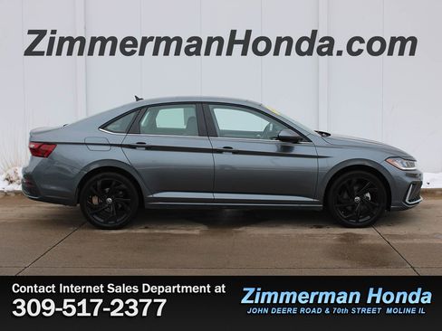 Used 2025 Volkswagen Jetta SE w/ Sunroof Package image 1