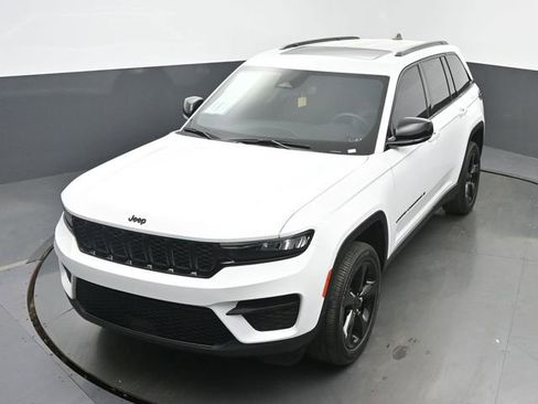 Used 2023 Jeep Grand Cherokee Altitude AWD/4WD image 36