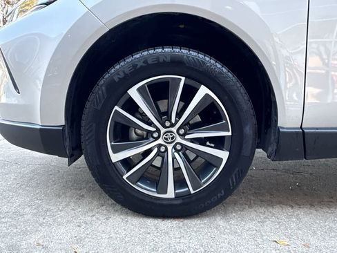 Used 2023 Toyota Venza LE image 20