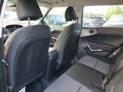 Used 2025 Kia Soul LX w/ LX Technology Package image 9