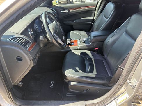 Used 2014 Chrysler 300 AWD w/ Driver Convenience Group image 4