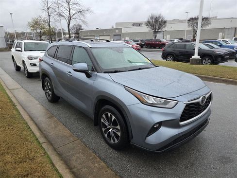 Used 2020 Toyota Highlander XLE image 3