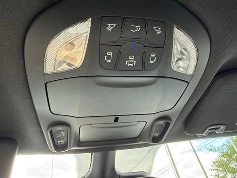 Used 2025 Chrysler Pacifica Limited FWD image 20