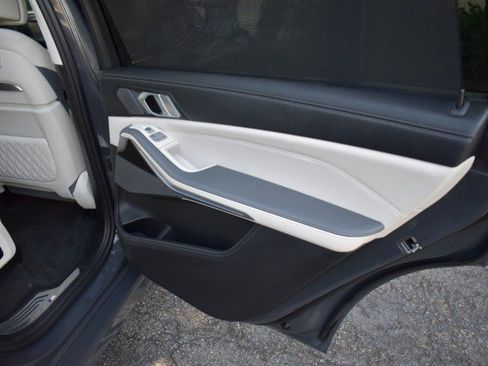 Used 2023 BMW X7 M60i AWD/4WD image 39