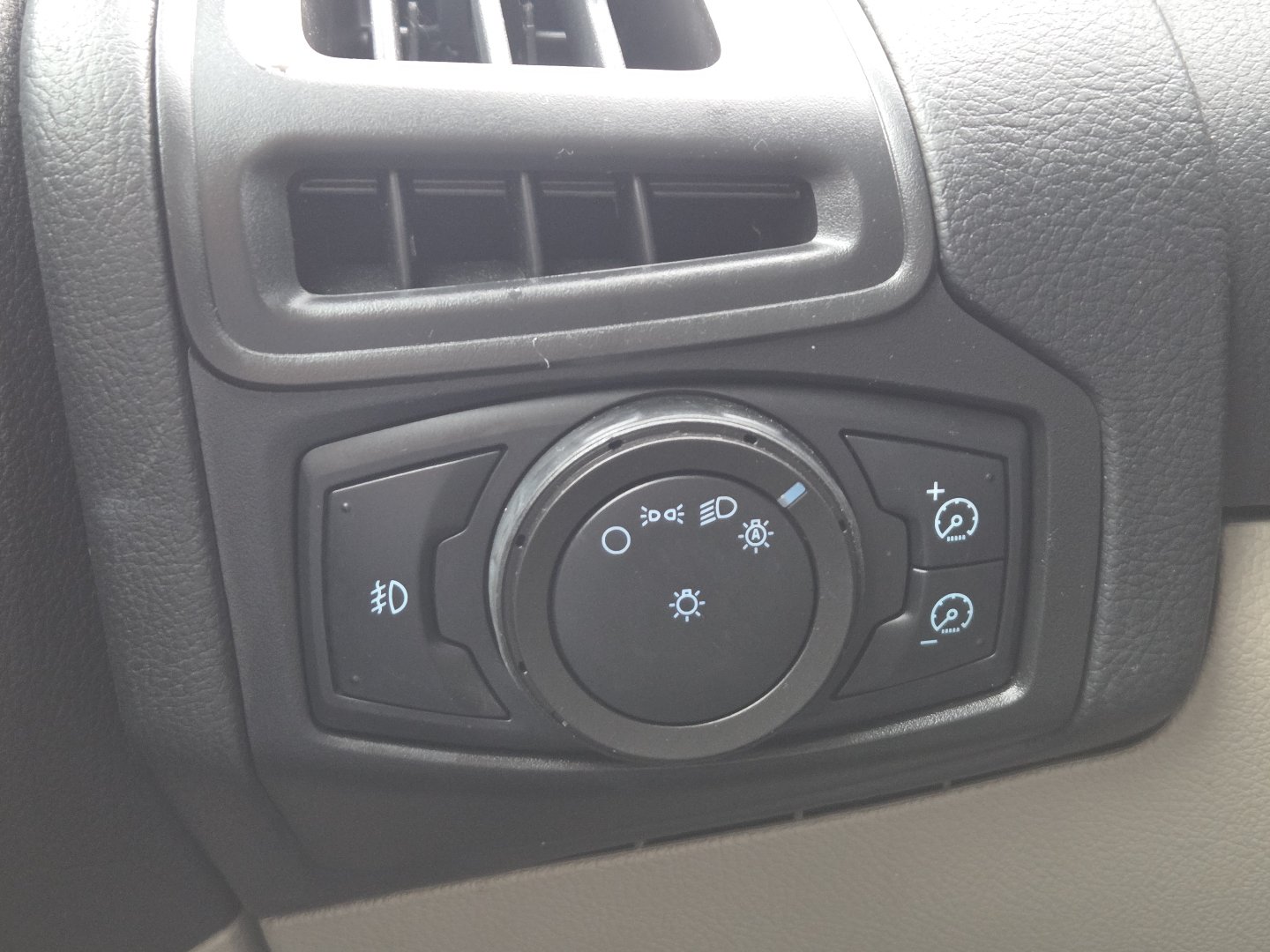 Used 2012 Ford Focus SE FWD image 5