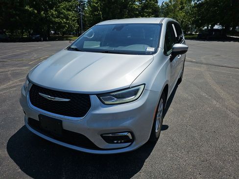 Used 2023 Chrysler Pacifica Touring-L FWD image 2