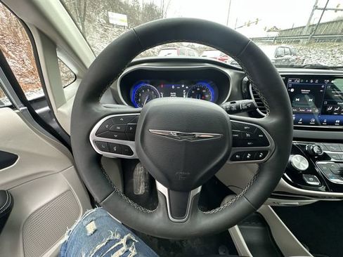 Used 2024 Chrysler Pacifica Touring-L FWD image 13