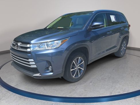 Used 2019 Toyota Highlander XLE FWD image 1