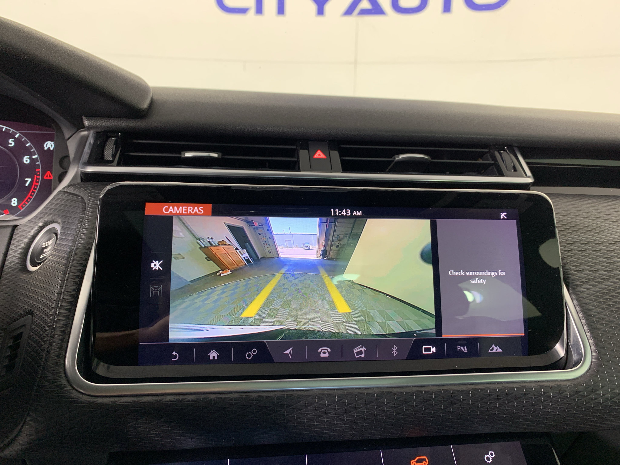 Used 2018 Land Rover Range Rover Velar R-Dynamic SE AWD/4WD image 24