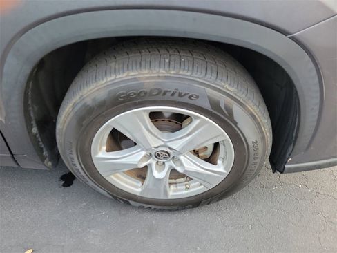 Used 2021 Toyota Highlander LE image 11