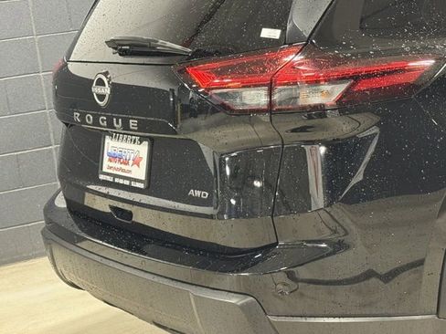 Used 2025 Nissan Rogue SV image 17