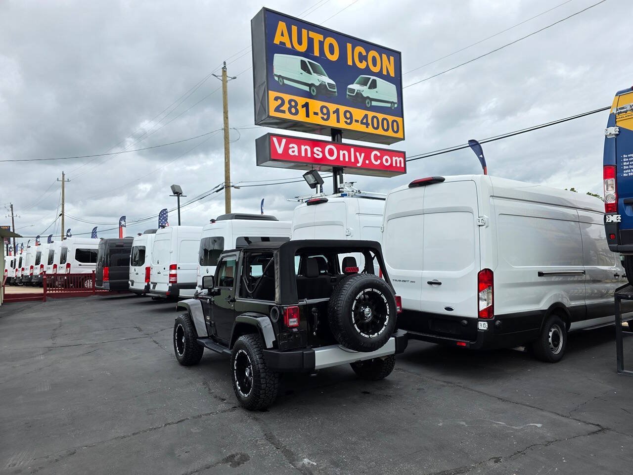 Used 2015 Jeep Wrangler Sahara w/ Connectivity Group AWD/4WD image 2