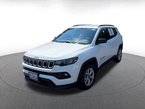 Used 2025 Jeep Compass Latitude AWD/4WD image 9
