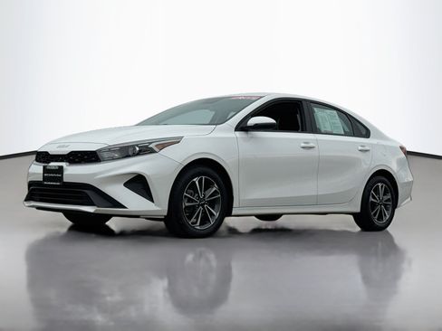 Used 2023 Kia Forte LXS w/ LXS Technology Package FWD image 3