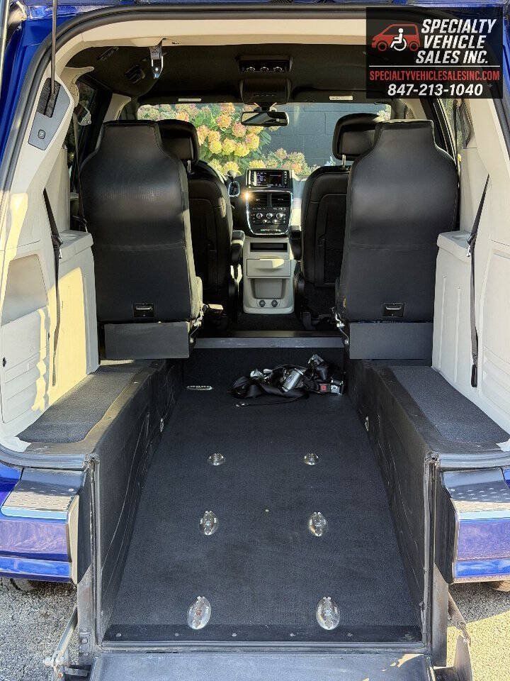 Used 2018 Dodge Grand Caravan SXT FWD image 12