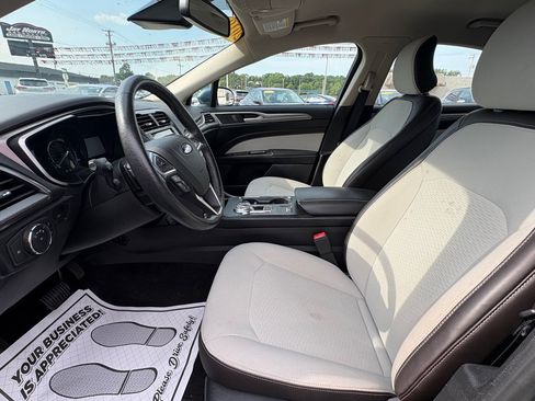 Used 2019 Ford Fusion SE w/ Equipment Group 151A FWD image 8