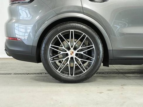 Certified 2025 Porsche Cayenne AWD/4WD image 41