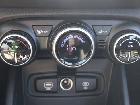 Used 2024 Hyundai Venue SEL image 21