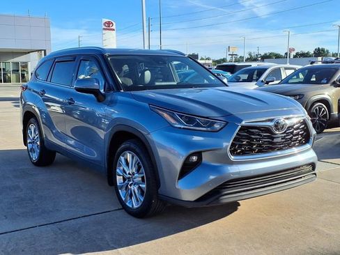 Used 2023 Toyota Highlander Limited image 4