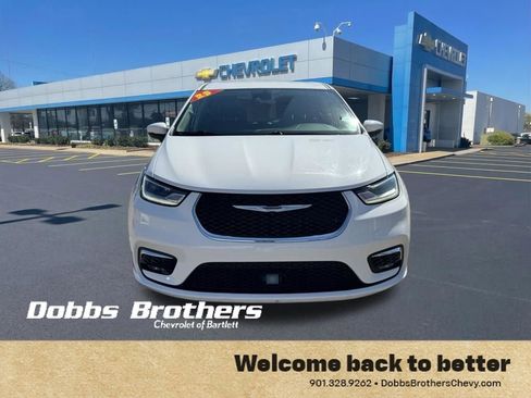 Used 2023 Chrysler Pacifica Touring-L FWD image 2