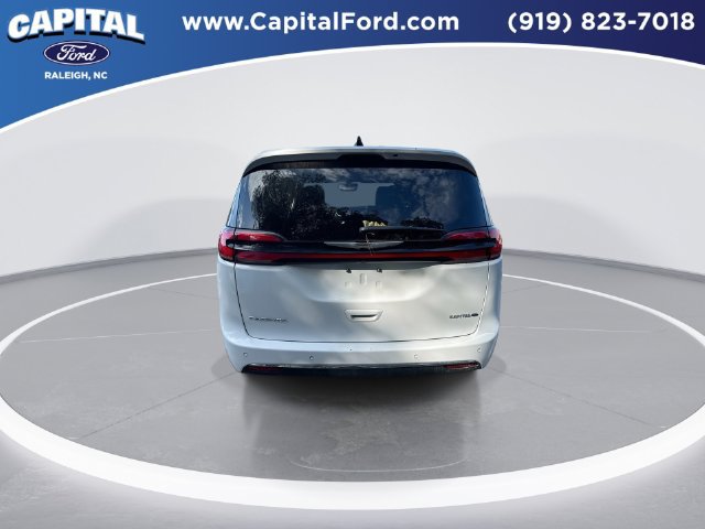 Used 2025 Chrysler Pacifica Select FWD image 7