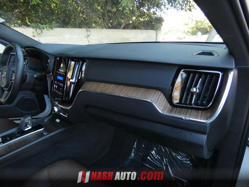 Used 2022 Volvo XC60 B5 Momentum AWD/4WD image 33