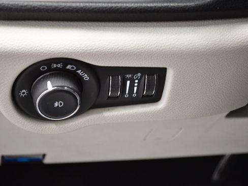 Used 2024 Chrysler Pacifica Limited FWD image 18