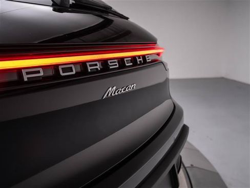 Used 2024 Porsche Macan AWD/4WD image 32
