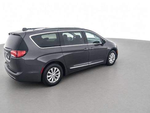 Used 2018 Chrysler Pacifica Touring-L w/ Premium Audio Group FWD image 5