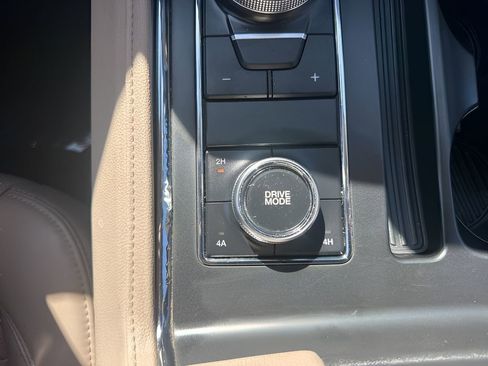 Used 2024 Ford Expedition Max XLT image 18