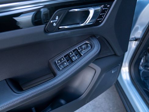 Certified 2025 Porsche Macan image 18