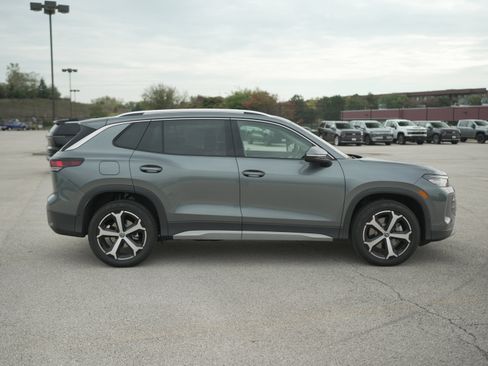 New 2025 Volkswagen Tiguan SE image 9