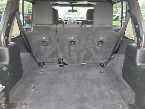 Used 2018 Jeep Wrangler Unlimited Sahara image 9