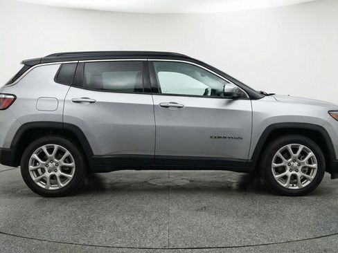 Used 2025 Jeep Compass Limited image 11