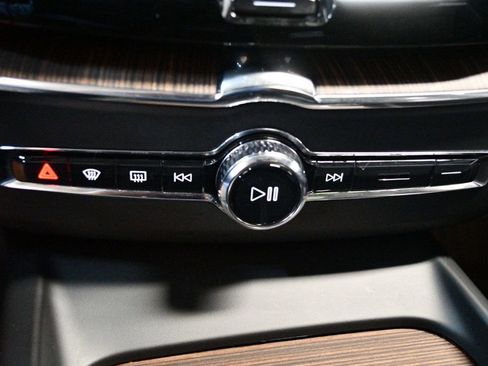 Used 2022 Volvo XC60 B5 Momentum w/ Protection Package Premier image 56