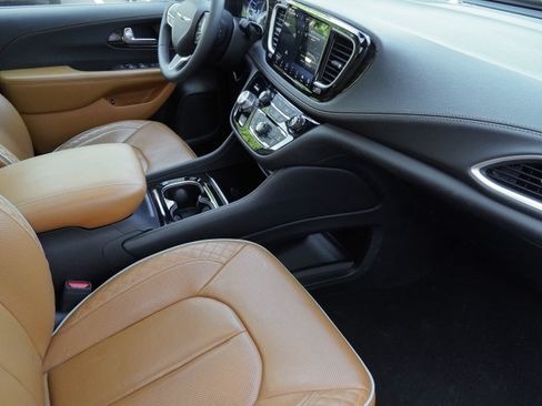 Used 2023 Chrysler Pacifica Pinnacle FWD image 10