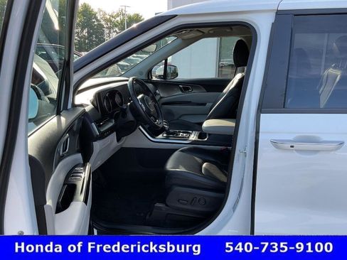 Used 2024 Kia Carnival LX FWD image 31