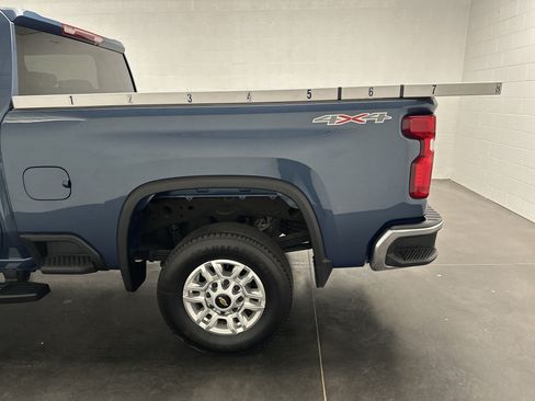 Used 2025 Chevrolet Silverado 2500 LT w/ Convenience Package AWD/4WD image 6