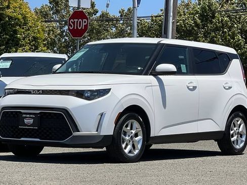 Used 2024 Kia Soul LX w/ Option Group 015 FWD image 10