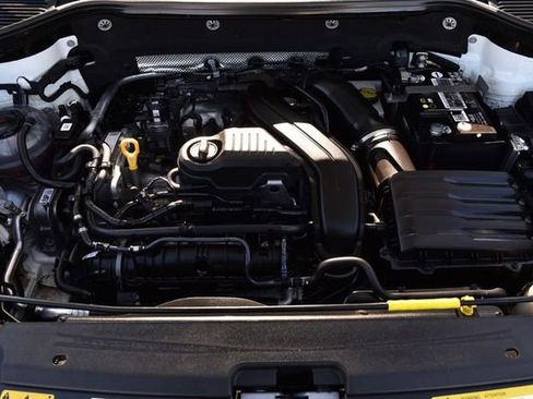 Used 2023 Volkswagen Taos SE w/ Panoramic Sunroof Package image 27