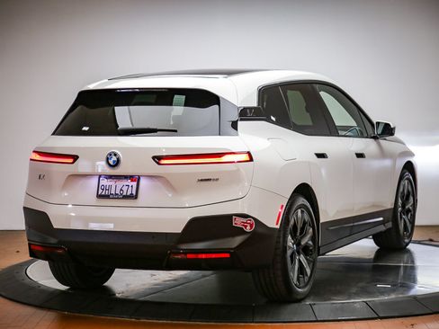 Used 2024 BMW iX xDrive50 w/ Premium Package AWD/4WD image 5