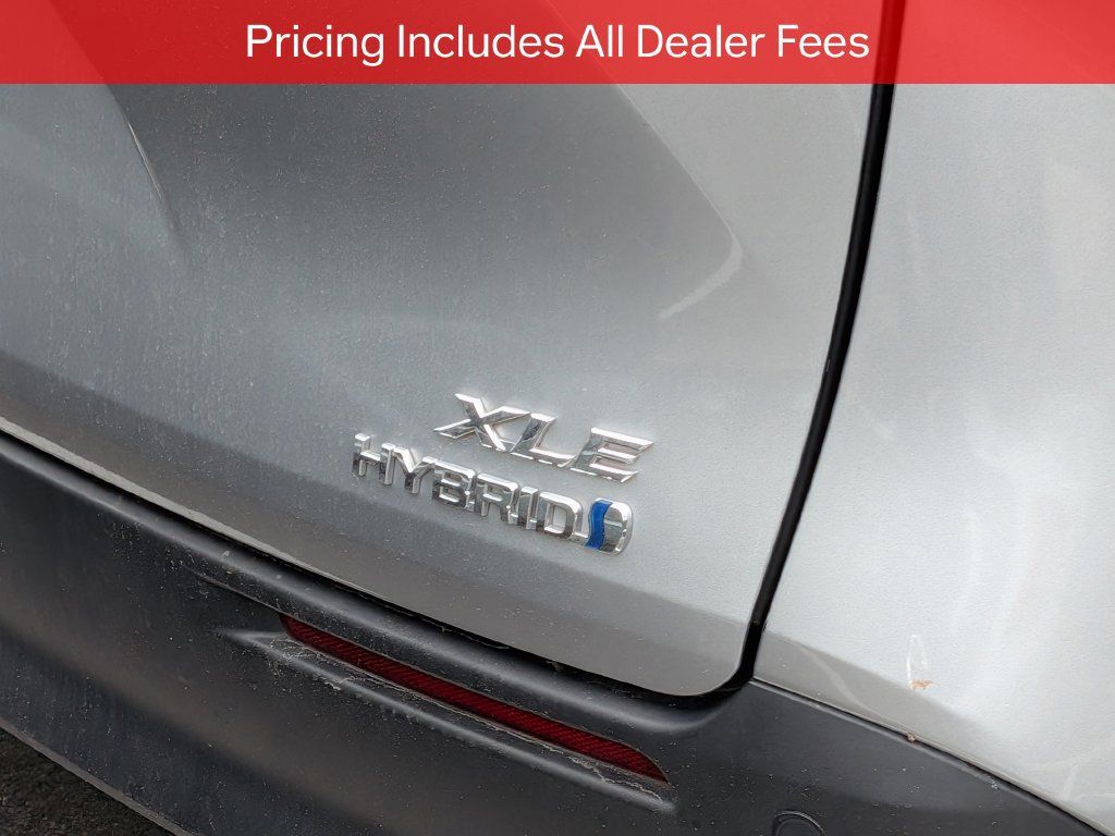 Used 2024 Toyota Sienna XLE FWD image 8