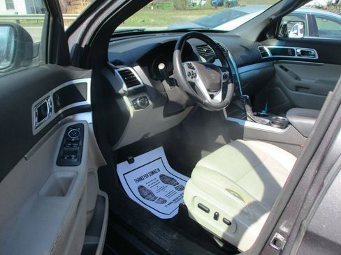 Used 2013 Ford Explorer XLT image 14