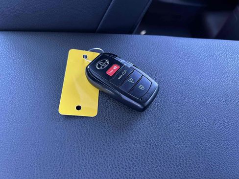 Used 2025 Toyota Camry SE image 9